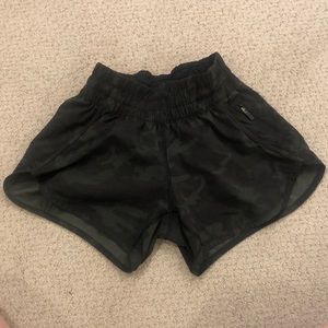 Lululemon TRACKER SHORT V *4"